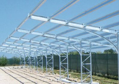 Strutture di sostegno per pannelli fotovoltaici con funzione di pensiline per l'ombreggiamento di parcheggi